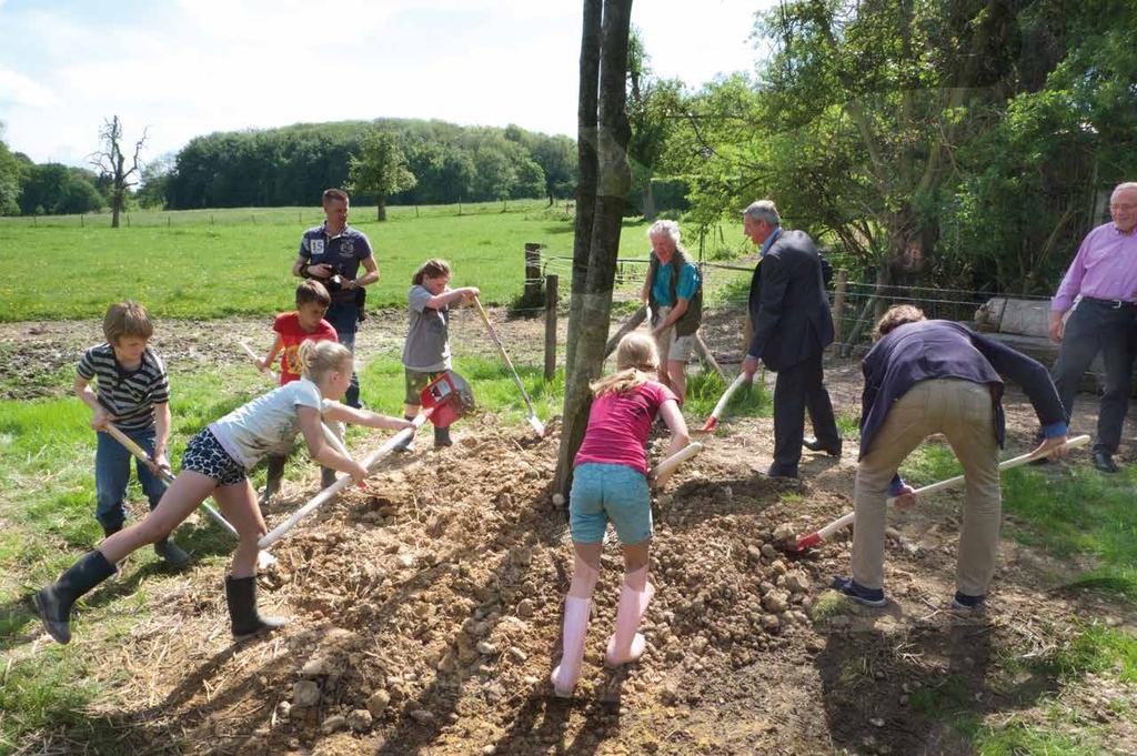 Uitgave juni 2016 Geleenbeek Gazet Jeugd plant zomereik bij bron van de beek www.geleenbeekdal.nl In Heerlen werd highlight 1 op 11 mei officieel voor gereed verklaard.