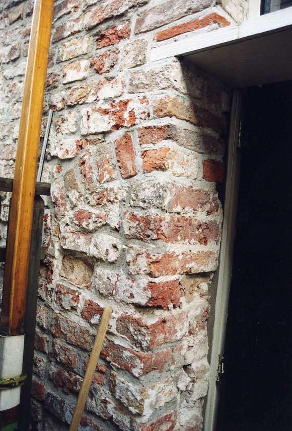 De achtergevels van Hardingestraat 36 en naastgelegen panden (linker foto) en een bouwspoor van een ontlastingsboog van een vroegere deur.