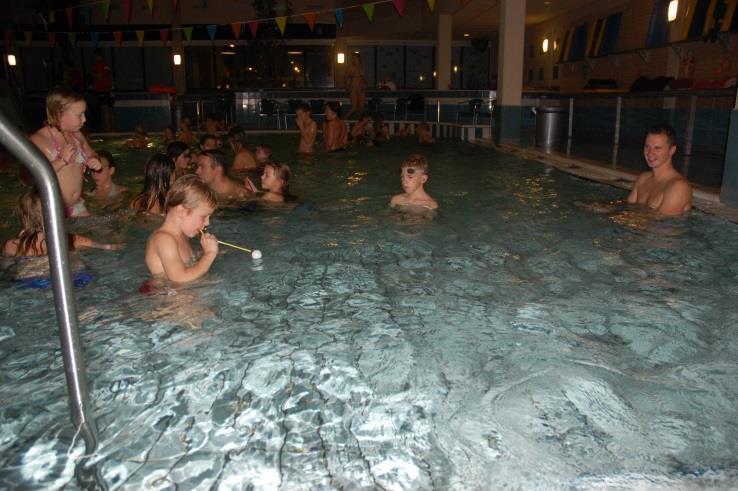 Dus niet alleen baantjes zwemmen, maar ook de Schoolzwemkampioenschappen, Brabants Kampioenschap Bommetje, lessen duiken en snorkelen en opblaasbare speeltoestellen.