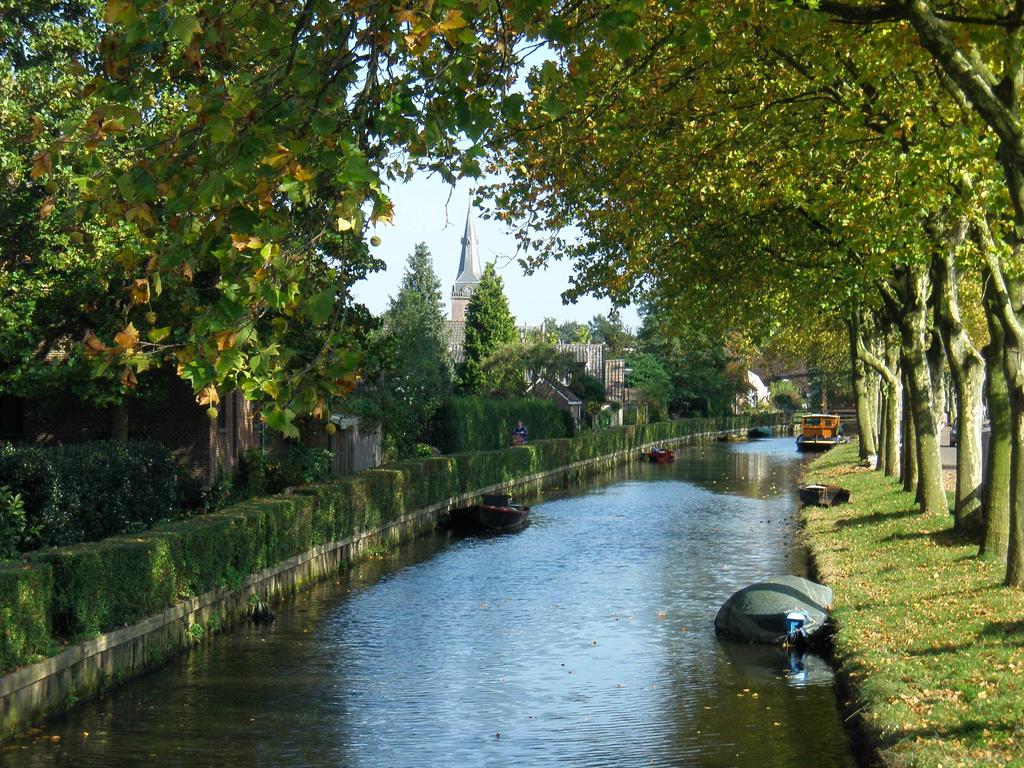 Harmelen wordt gekenmerkt door open weidegebieden, houtkaden, geriefbosjes en de lintbebouwing aan de Oude Rijn. Het gebied is uitermate geschikt voor fiets- en wandeltochten.