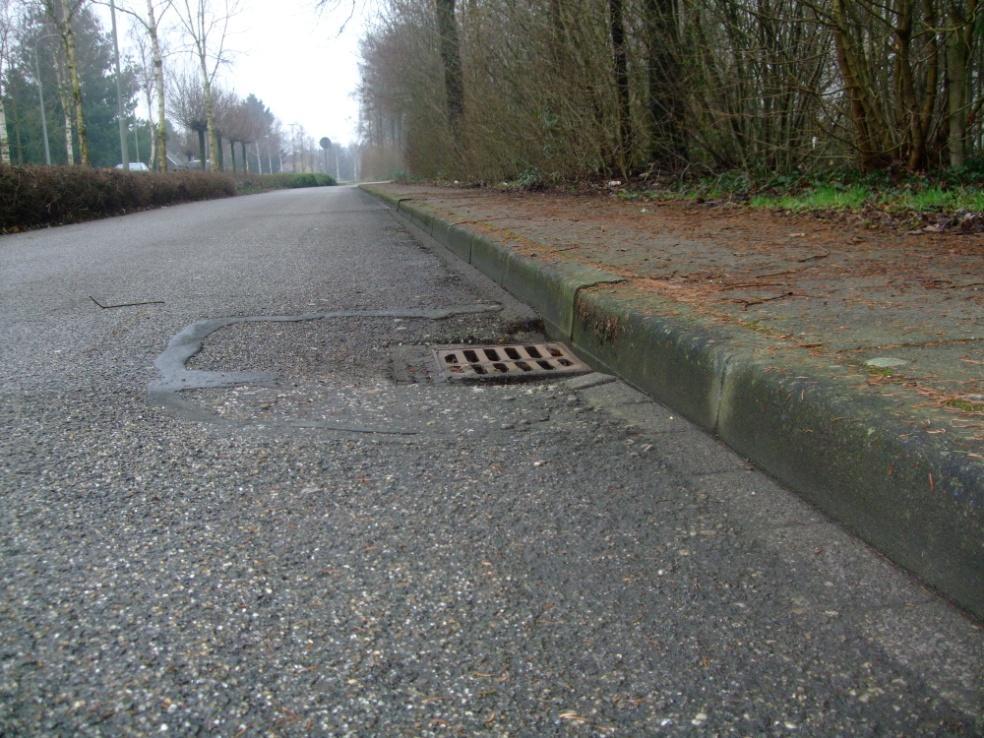 Foto 4 Molenweg - fietspad Bij aanvang van het fietspad liggen een