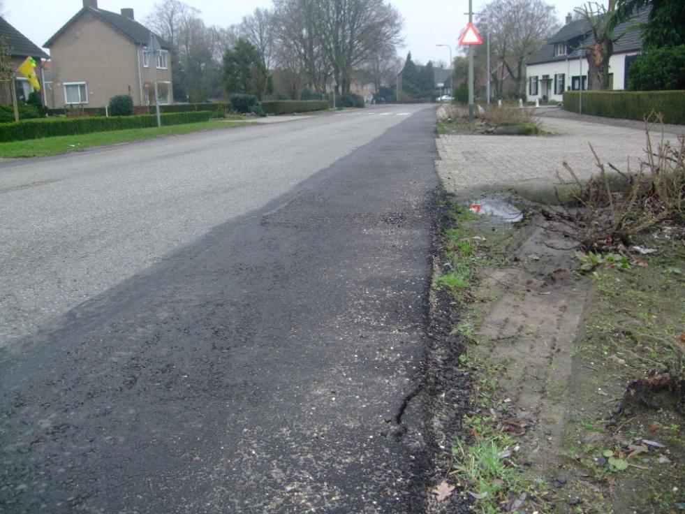 Maar aan het voornaamste is niets gedaan: de bandenlijn. Opsluiting is behoud van het werk. DIT WERK IS 1 MAAND OUD!