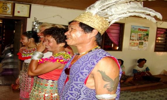 koppensnellers van Borneo. Het leven verloopt aan het ritme van de natuur. Als welkomstdrank proberen we Tuak (rijstwijn) en we genieten van de gastvrijheid van de Ibans.