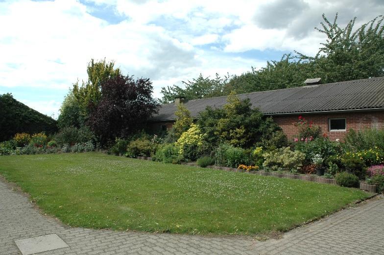 TUIN De tuin is rondom de woning gelegen en kan nog naar eigen idee ingedeeld worden. Rechts op het perceel is een zeer fraai en bosrijk stukje tuin gelegen.