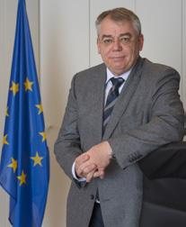 Voorwoord van de president 03 Dit jaar viert de Europese Rekenkamer haar veertigjarig bestaan.