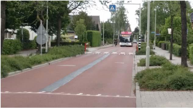 Fietsstraat; bus meer aan de zijkant Fietsstraat met middengeleider Fietsloper 2,6m: fietsduo s gemakkelijk, maar fietstrio s ook Wielrenner en bromfietser halen