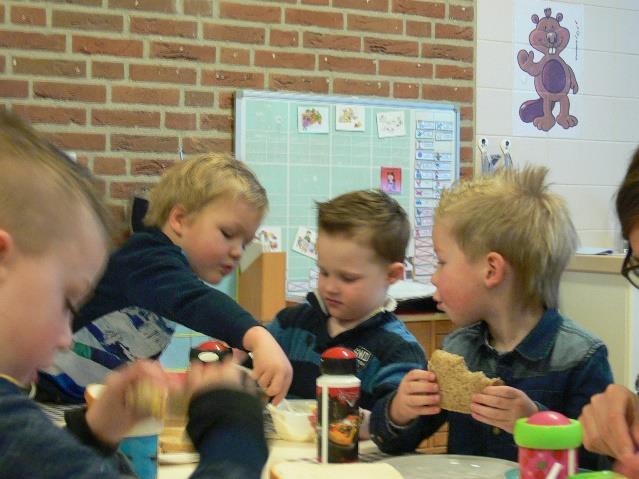 Jaargang 07 NieuwsFlits 13 Alle data Deo Volente Regel van de maand februari Wij lopen met onze fiets aan de hand over het schoolplein. Wij ruimen de spelmaterialen op aan het einde van de speeltijd.