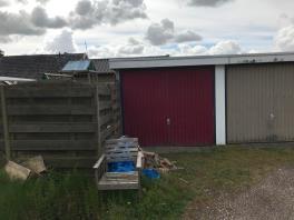 Vrijstaand woonhuis met garagebox, tuin, ondergrond en verder toebehoren, plaatselijk bekend Hanekampswijk 8 te 9665 RL Oude Pekela.