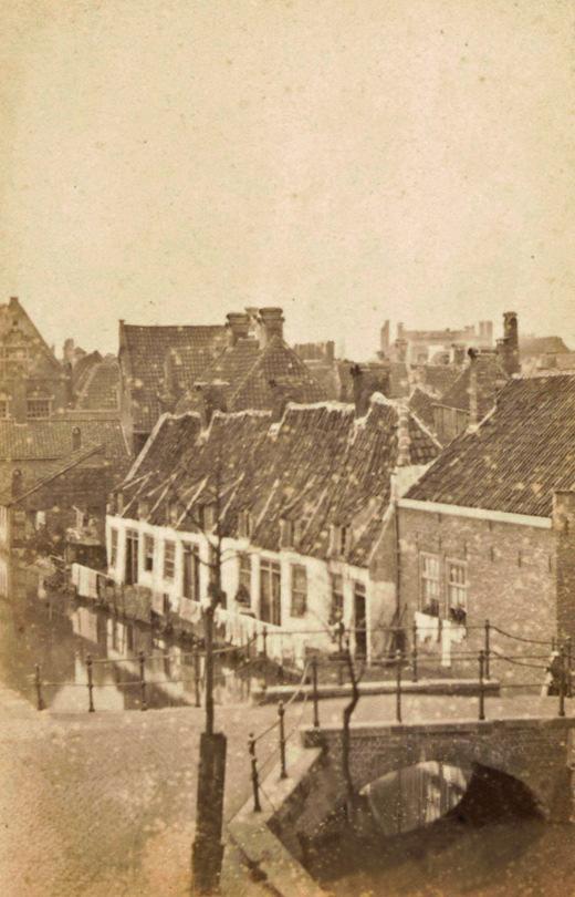 Afb. 5. Zicht op het bruggetje over de Lindengracht tussen de Korte Nieuwstraat (links) en de Nieuwstraat (rechts), omstreeks 1850-1870, gezien in zuidwestelijke richting(rad inventarisnr.