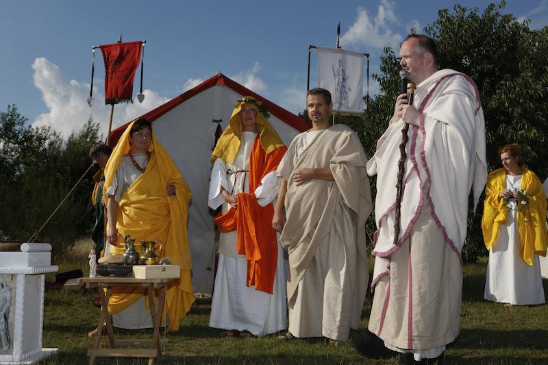 Waar het festival van 2005 nog onder de vleugels van enkele musea werd georganiseerd, is de doorstart van het Romeinenfestival een puur particulier initiatief.