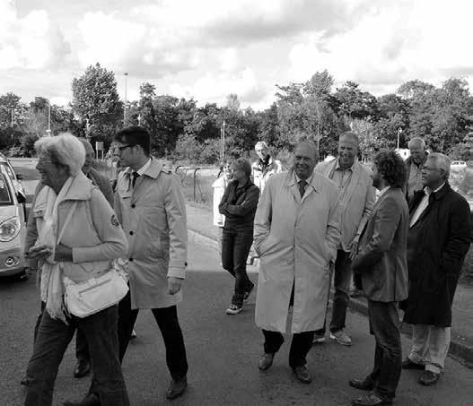 Wandeling tijdens het Klein Gesprek. jaarlijkse bewonersoverleg op 25 oktober werd ook dit jaar weer druk bezocht door wijkbewoners.