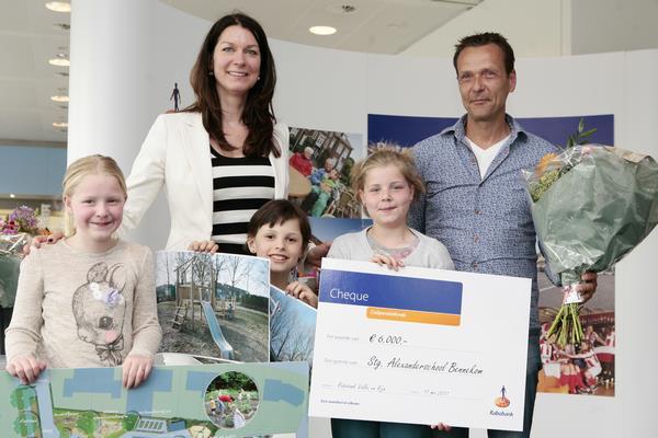 19 mei 2017 Overhandiging cheque t.w.v. 6000,- van de Rabobank Donderdag 11 mei kregen Fabio, Ilse, Linde En Berend van de Rabobank een cheque van 6000,- overhandigd.