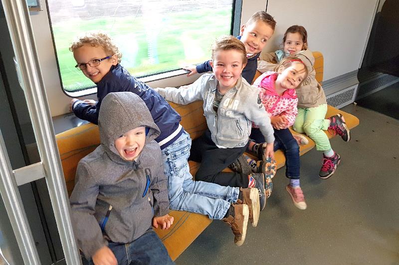 Bij de kleuters: Met de trein De kleuters van juf Melissa zijn bezig met het thema Vervoer en daarom reisden ze met de trein van Ede-Wageningen naar Barneveld-Centrum.