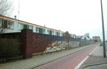 laag en zadeldaken met steekkappen en een wolfseind-beëindiging. Aan de achterzijde zijn de woningen over de hele lengte planmatig vergroot middels een uitbouw.