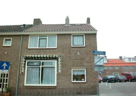 gevel aan de Kon. Emmastraat planmatig ontwikkelde bijgebouwen achterop de kavel variatie in bebouwing gezien vanaf de hoek Sluisweg- Hoogstraat woningen aan de Jan Tooropstraat, lessenaarsdak.