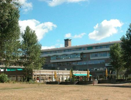 - Het gebouw Overduin kent een sterk horizontale geleding, o.m. door de opvallende witte, massieve balkonhekken. De bebouwing is trapsgewijs opgebouwd op de helling van het oorspronkelijke duin.