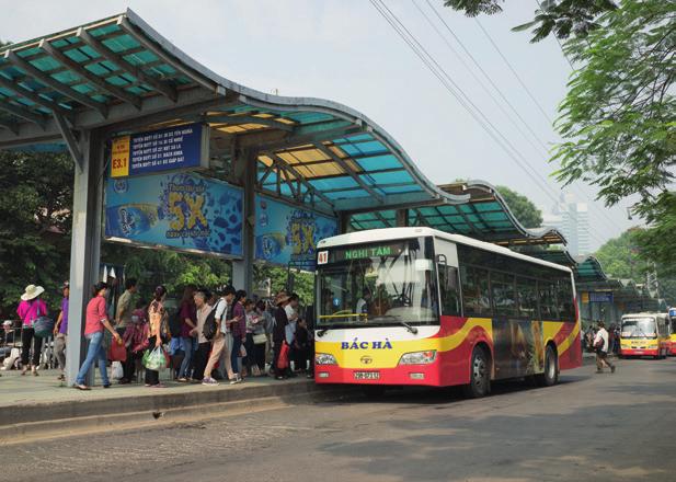 163 Hanoi VERVOER IN HANOI de bus is ideaal voor langere afstanden binnen de stad. MET DE FIETS Een van de vele manieren om Hanoi te bezoeken, maar kijk goed uit voor de rest van het verkeer.