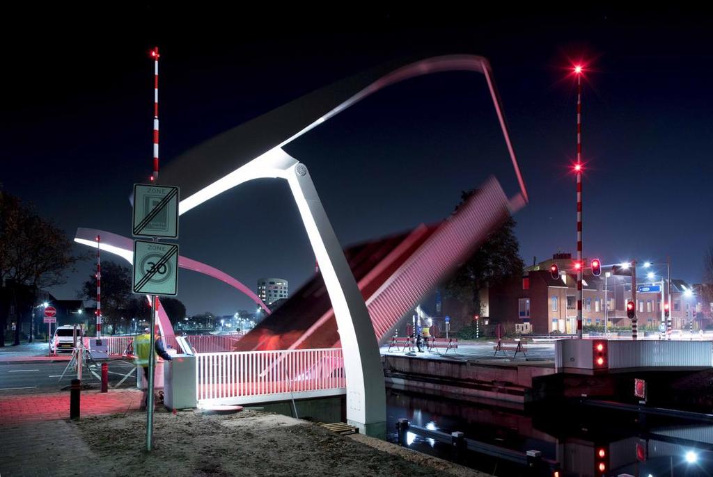 Blauwe As Weiersbrug Eind november is het hydraulische systeem van de Weiersbrug uitgebreid getest. Dat gebeurde in de avonduren. Hierdoor was de Weiersbrug een aantal avonden afgesloten.