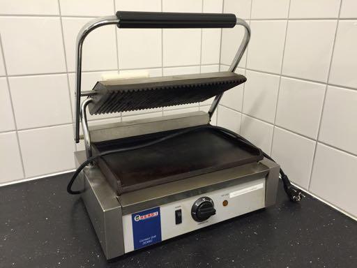 Hoemaakikeentosti? Zorg dat het tostiapparaat AAN staat en warm genoeg is om een tosti te maken. Zorg dat het apparaat is ingevet om het plakken van de tosti te voorkomen.