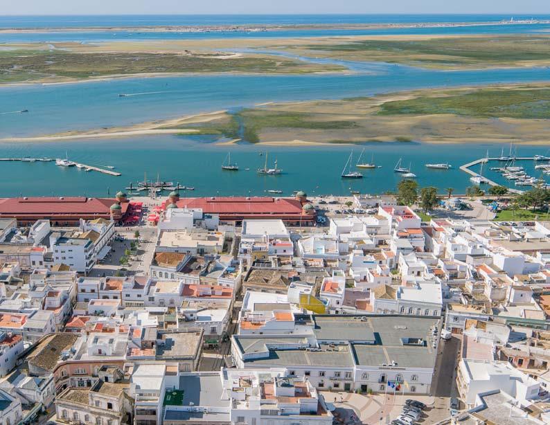 Olhão De typerende açoteia Op ongeveer acht kilometer van Faro ligt het vissersdorp Olhão. Het dorpje ligt aan het natuurgebied Ria Formosa.