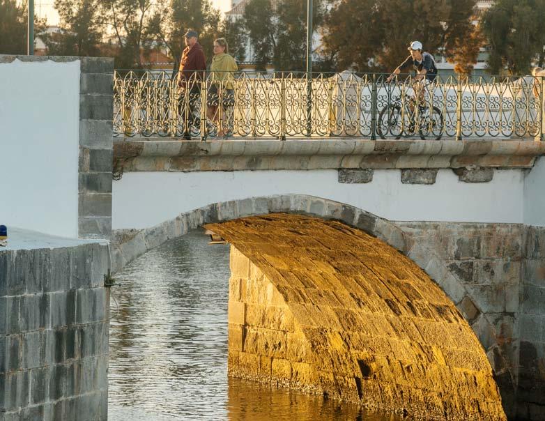 Tavira Tavira is een stad en gemeente in het Portugese district Faro. De stad ligt zo n 20 km van de Spaanse grens en 30 km van Faro.