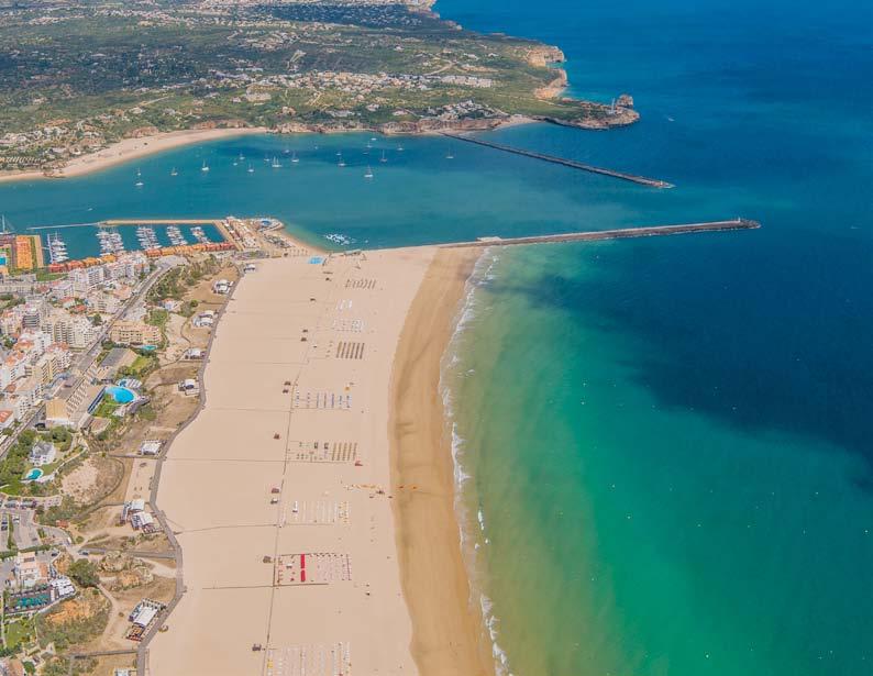 Stranden en kust De Algarve kent gouden zandstranden, sommige beschermd door kliffen en inhammen, andere omgeven door duinen.