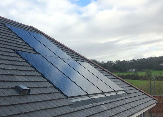 *(dakgeïntegreerde zonnepanelen) Waarom zonnepanelen in het dak? Een indakzonnepanelensysteem is een voor de hand liggende keuze bij het opknappen of het bouwen van een nieuw dak.