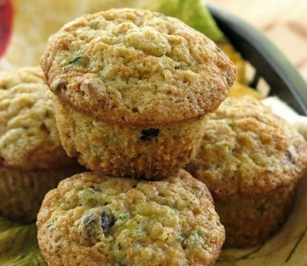 Marleen Timmermans Courgettemuffins 250 gram Courgettes 2 eieren 125 ml zonnebloemolie 150 gram suiker 225 gram zelfrijzende bakmeel 1/2 tl bakpoeder 1/2 tl baksoda 60 gram gedroogde cranberries Veeg