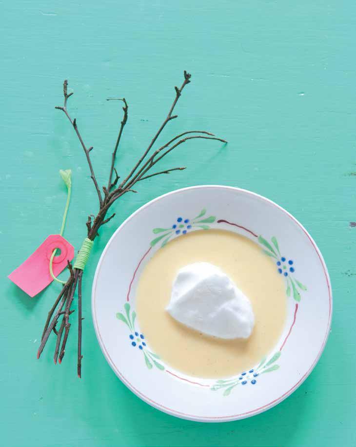 Oeufs à la neige avec crème Anglaise Sneeuweieren in vanillecrème UIT HET KIPPENHOK 4 kakelverse eieren 100 gram poedersuiker 50 gram suiker 2 vanillestokjes 1 liter volle melk EXTRA NODIG handmixer