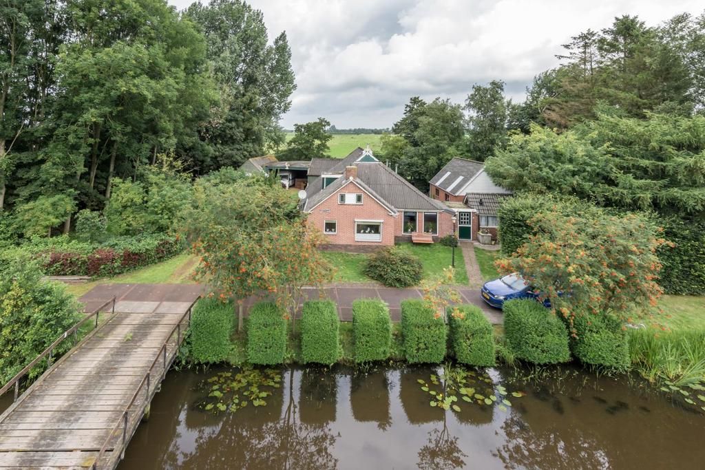 Kaleweg 5 te Opende Woonboerderij met bijgebouwen, gelegen aan een brede vaart op een perceel van bijna 2 hectare grond. Een mooie landelijke locatie aan de Kaleweg, toegankelijk via twee bruggen.