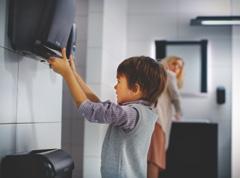 Op de dispenser staat een brailletekst om gebruikers met