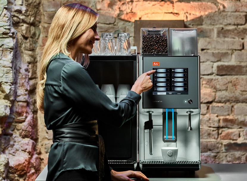 SLANKE VERLEIDER De Melitta Cafina XT5 past in de designlijn van onze nieuwe generatie volautomaten.