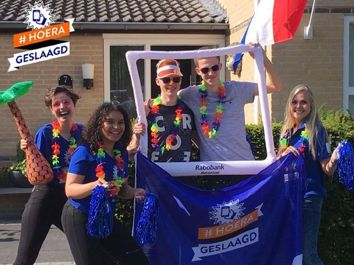 KORT NIEUWS Hoera geslaagd! GEFELICI- TEERD! Eindelijk was het zover. Leerlingen van de middelbare school kregen op de warme dag van 14 juni te horen of ze de vlag mochten uithangen.