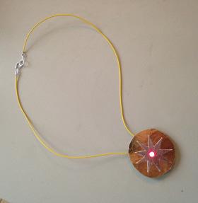 Bijvoorbeeld deze ketting! Deze ketting heb je zo gemaakt. Hij gaat aan als je het haakje dichtdoet. Superhandig. En supercool. Vooral als je jouw eigen vorm bedenkt! Zo pak je het aan: 1.