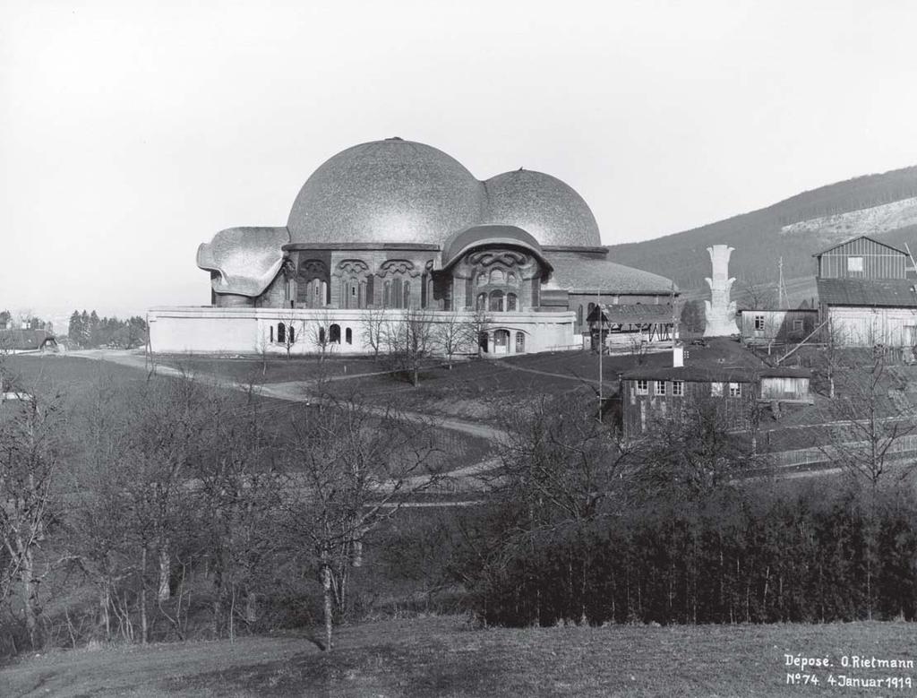 16 Het eerste Goetheanum vanuit het zuiden rechts het