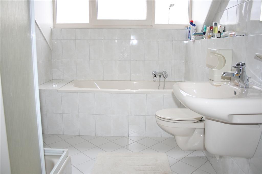 Badkamer: De moderne badkamer is geheel betegeld, heeft een dakkapel,