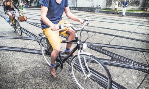 In september ligt Kiens audiosysteem in de winkel. ONLINE BETAALPLATFORM:DIGITALE BETAALWIJZE BLIJF RAIL HEEL IN DE De trambaan is voor trams, het fietspad voor fietsers.