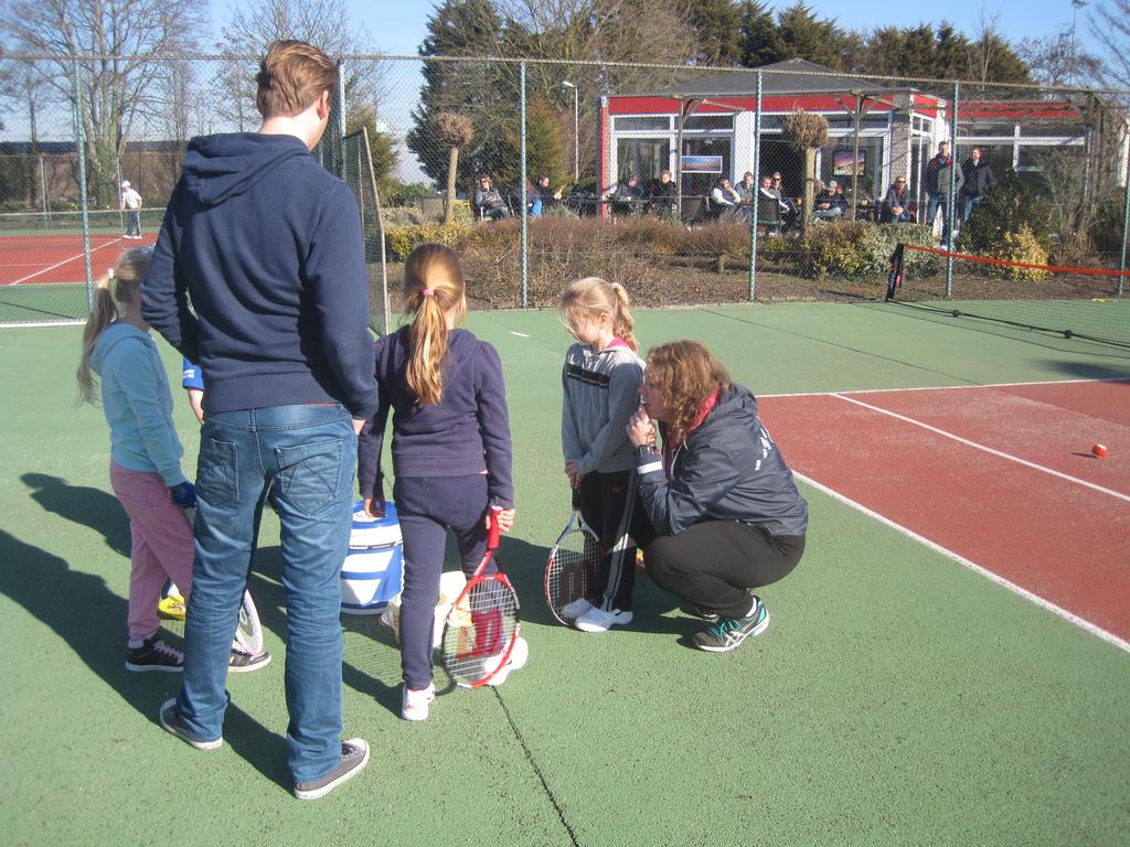 De aftrap was op Love 70, waarbij ruim 23 kinderen aanwezig waren op het park om tegen elkaar wedstrijdjes te spelen met de rode bal. Een onwijs mooi gezicht om het hele park vol met jeugd te zien!