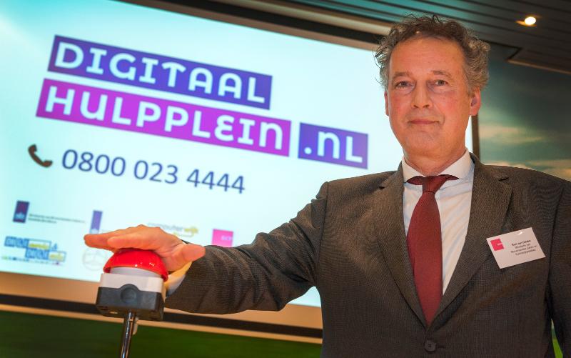 Digitaal Hulpplein gelanceerd Burgers die onvoldoende digitaal vaardig zijn kunnen vanaf heden terecht op het Digitaal Hulpplein via www.digitaalhulpplein.nl maar ook telefonisch via 0800 023 4444.
