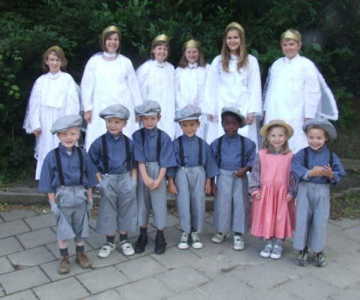 Van de vroegere kleding die werd verzorgd door de zusters van het Klooster aan de Schoolstraat was niets meer beschikbaar.