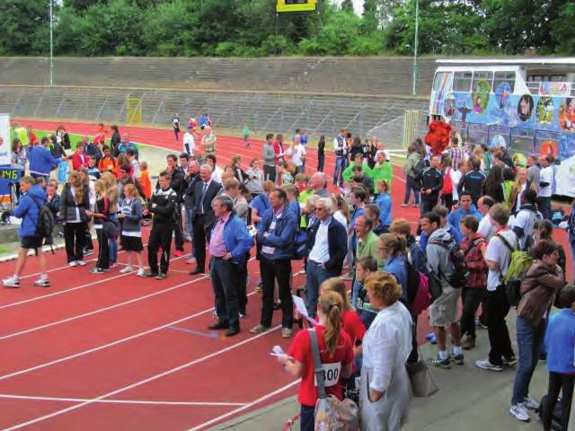 48 teams op 21 mei in het Emmastadion TWEEDE FINALE SCHOLIERENATLETIEKTOERNOOI 2014 GROOTS AANGEPAKT Door Martin Lambrichts De finale van het tweede scholieren atletiektoernooi vindt dit jaar plaats