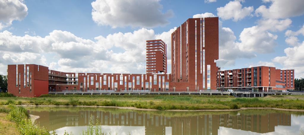 Appartementen, woningen en winkels, weids opgezet in het groen en omringd door