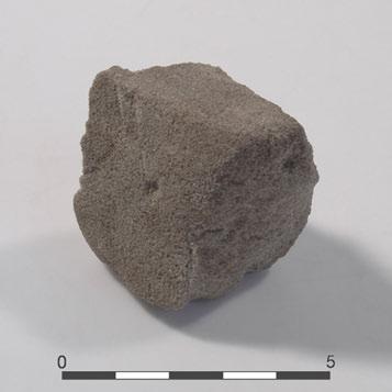 010CER- AW4594). Afb. 18. (rechts) Fragment slijpsteen van kwartsitisch zandsteen (BR-401-14.008STN).