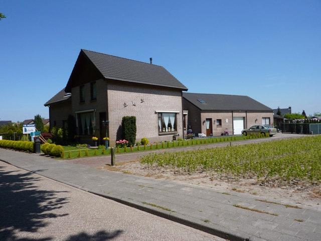 HALFVRIJSTAANDE WONING Deze halfvrijstaande woning is gelegen op een ruim perceel grond van 1.100 m².