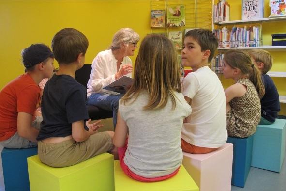 Onder de noemer Luistervinken organiseert de bibliotheek voorleesuurtjes voor kinderen van 5 tot 8 jaar. Verschillende voorlezers leggen elk hun eigen accenten bij het kiezen van de boeken.