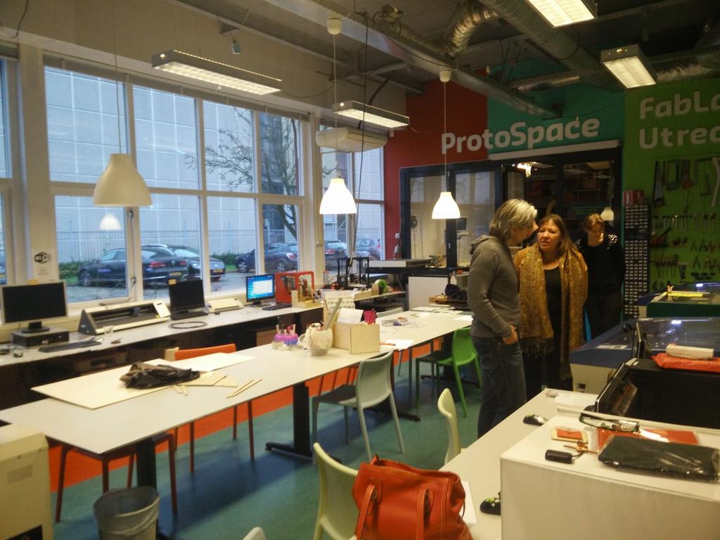 Het tweede lab wat we hebben bezocht was de ProtoSpace. Bij binnenkomst was dit een erg karaktervolle makerspace. We werden enthousiast begroet en meteen rondgeleid.