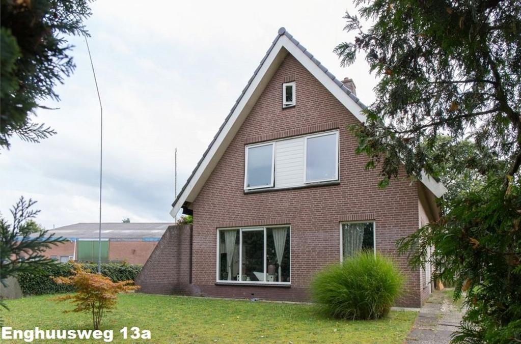 Enghuusweg 13 a/b 3882 ML Putten Inleiding Locatie voor (woningbouw) ONTWIKKELING of voortzetting bedrijfsuitoefening (wegenbouwbedrijf).