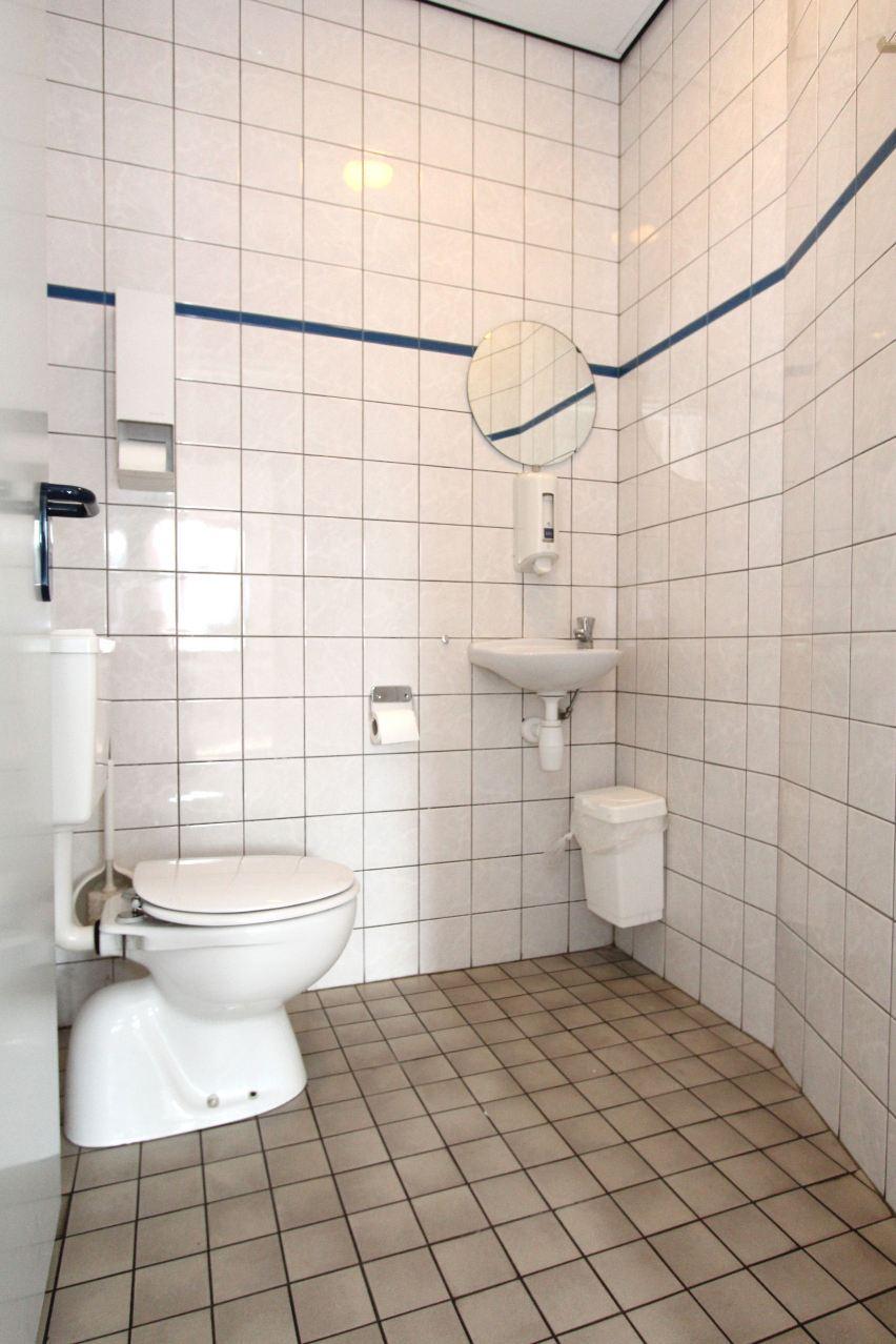 TOILETTEN BIJZONDERHEDEN : beide vleugels beschikken over een toilet. SANITAIR : staand closet met een fonteintje. AFWERKING : beide toiletten zijn identiek afgewerkt.