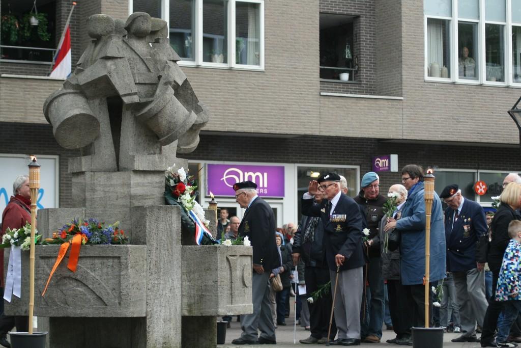 Het herdenken van al deze slachtoffers moeten we ook in de