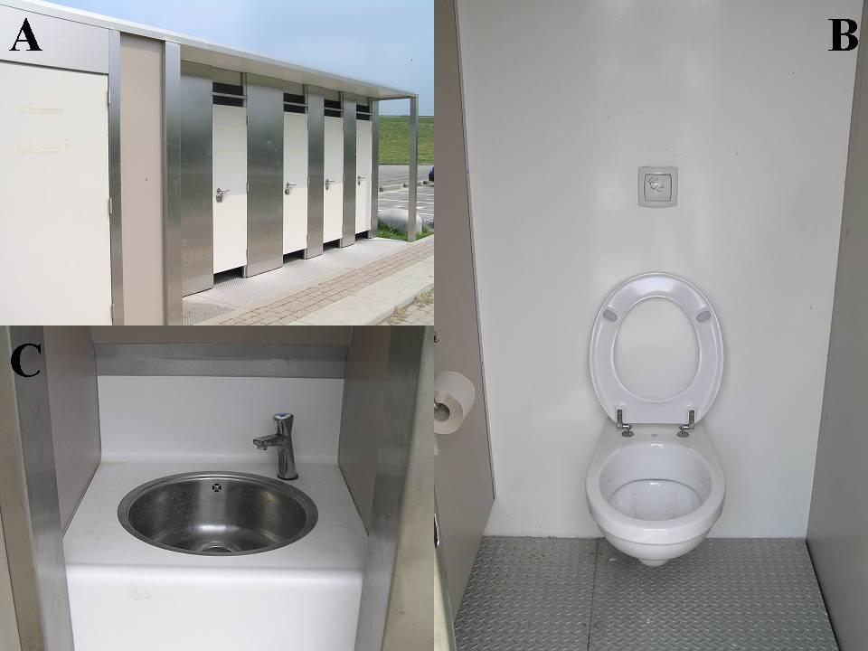 Figuur 3. Het toiletgebouw (A), één van de toiletten (B) en de wastafel (C) Het zandstrand bestond uit kaal zand.